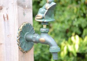 Frog ornamental garden tap (verdigris)
