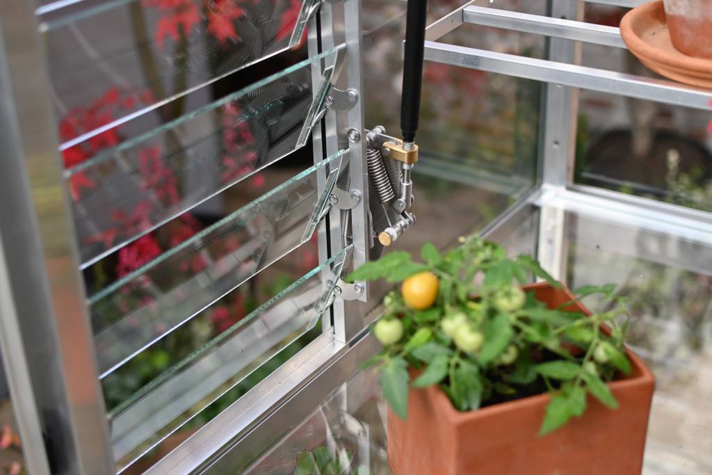 Automatic louvre vent in growhouse