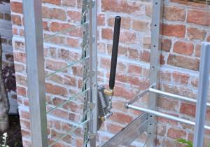 Automatic louvre vent in wall frame