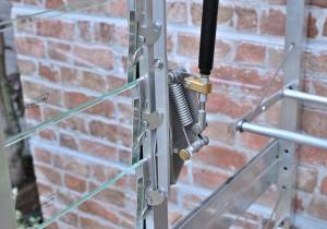 Automatic louvre vent in wall frame